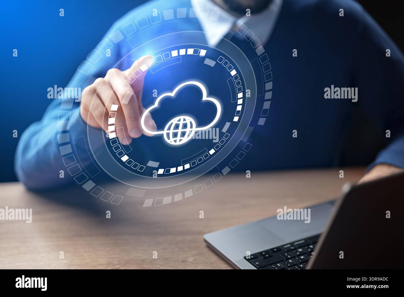 Man utilizza la tecnologia per interagire con i servizi cloud su un notebook in un ambiente di lavoro Foto Stock