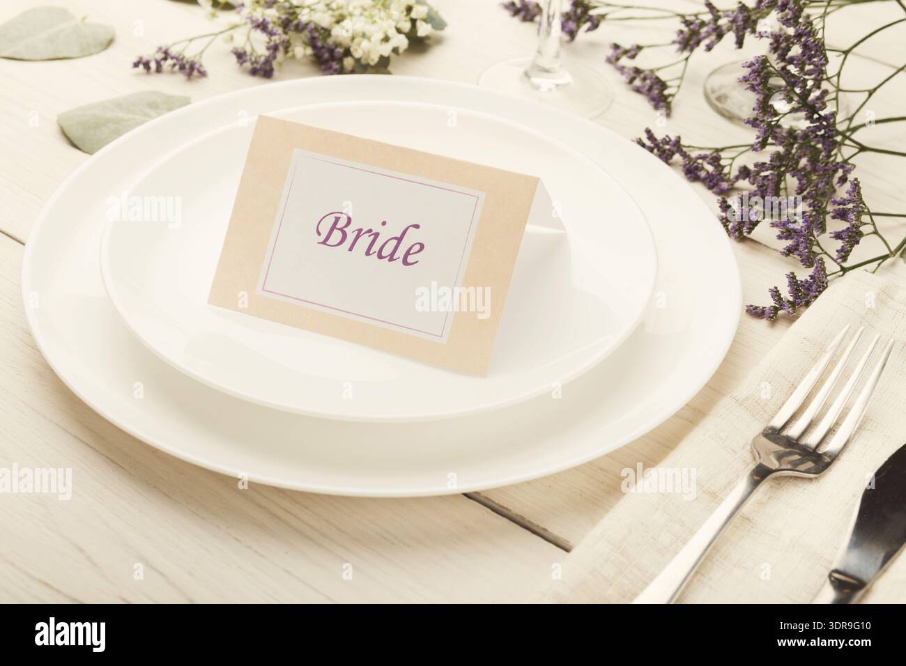 Collezione di tavolini per un evento nuziale con decorazioni e tessere per gli ospiti Foto Stock