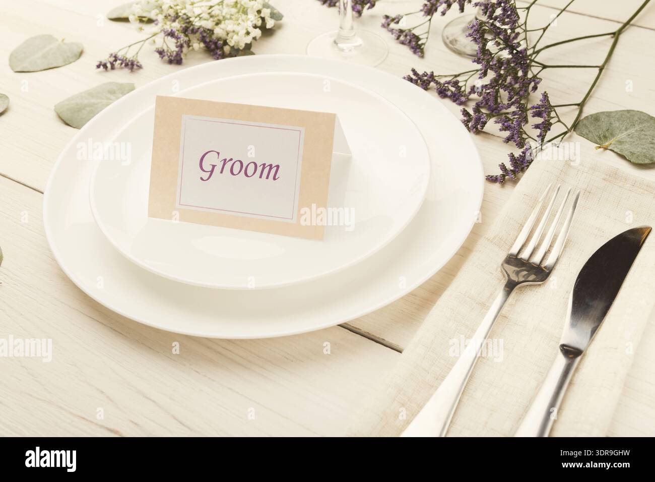 Tavoli da sposo per le celebrazioni nuziali con fiori decorativi e utensili disposti in modo ordinato Foto Stock