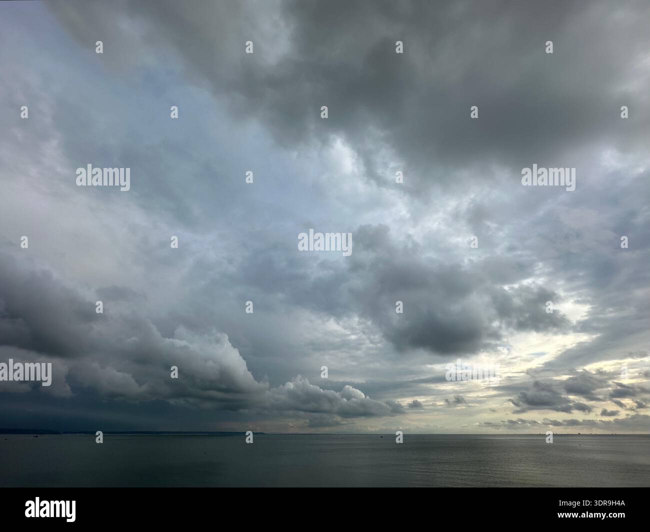 Vista del cielo tempestoso sull'Oceano Atlantico vicino a Sainte-Adresse, le Havre, Normandia, Francia, luglio 2024 Foto Stock