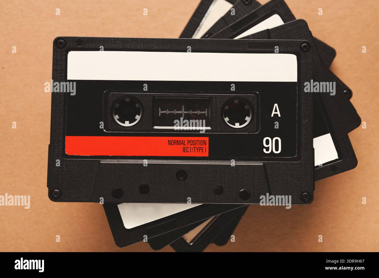 Raccolta di nastri per cassette in una disposizione semplice su una superficie piana Foto Stock