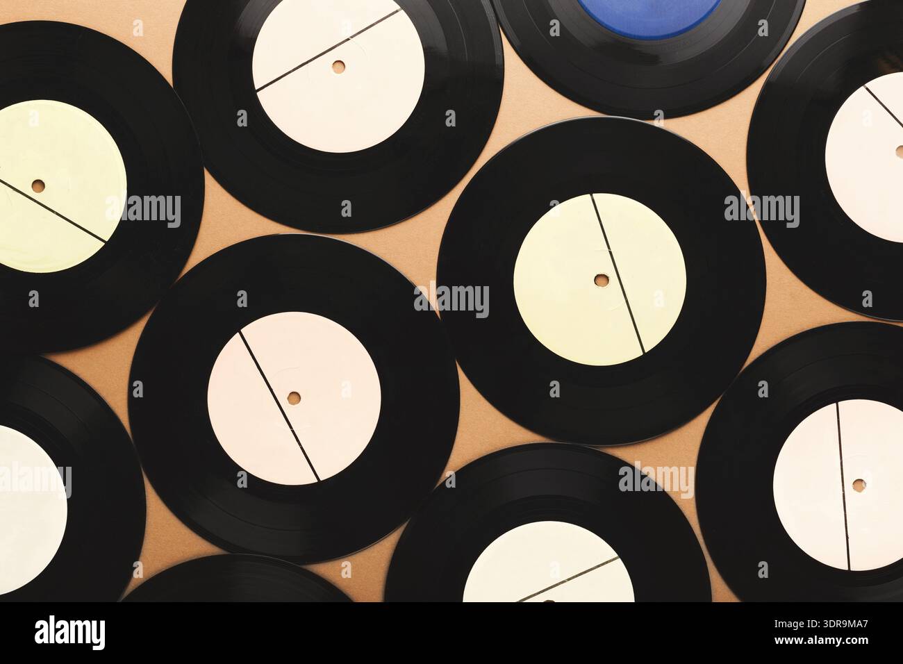Raccolta della Black Vinyl Records organizzata in un Mosaic Pattern on a Flat Surface Foto Stock