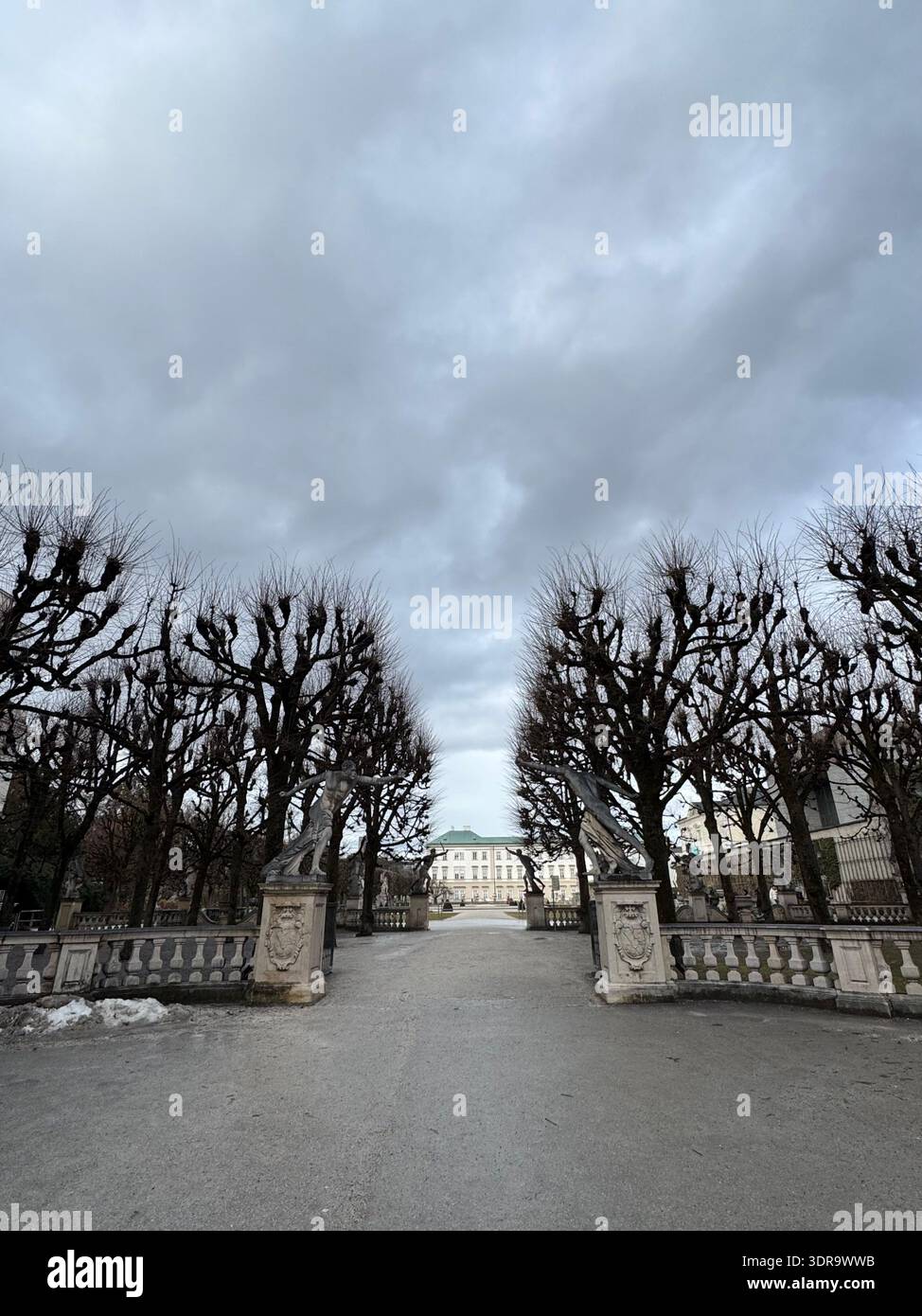Luce magica sul Mirabellgarden di salisburgo - Immagine stock catturata con smartphone