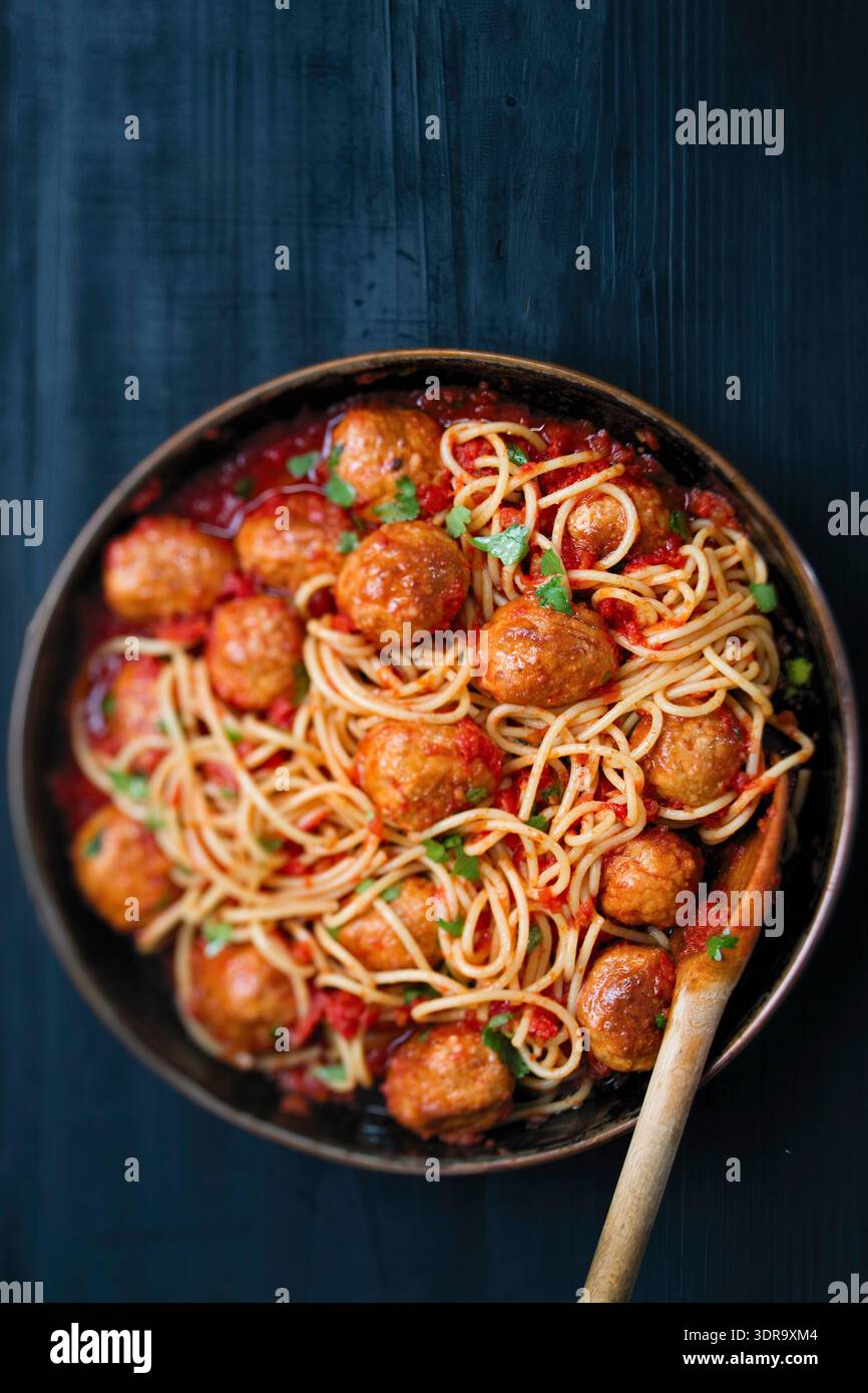 Spaghetti rustici di polpette in salsa di pomodoro Foto Stock