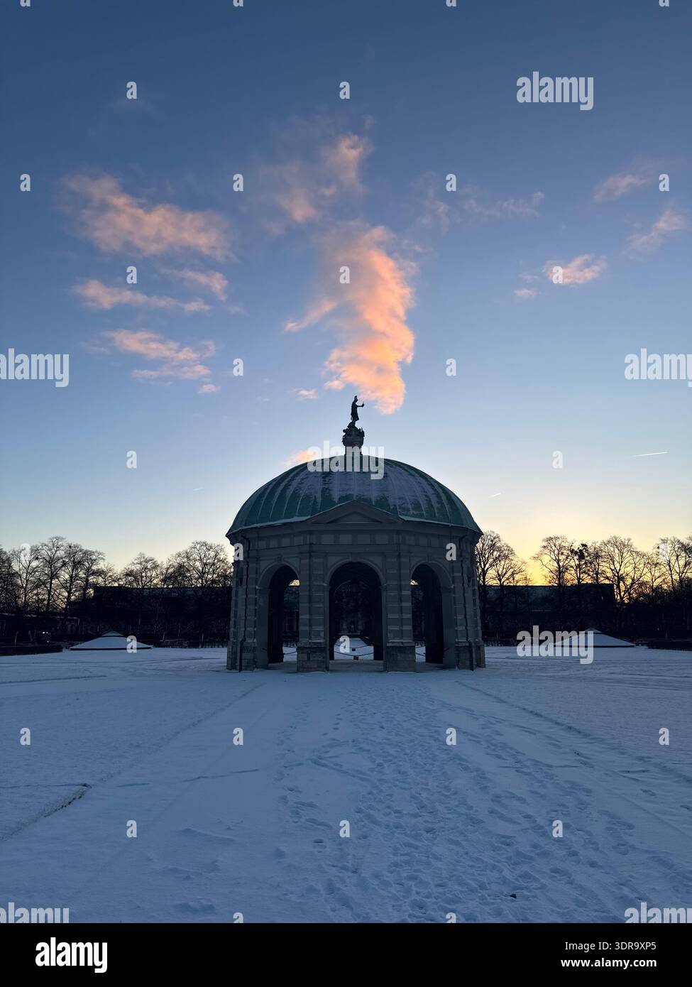 Momento affascinante e affascinante, combinato con il tempo e la luce giusta, una nuvola rosa colpisce la statua in cima al Tempel di Diana Foto Stock