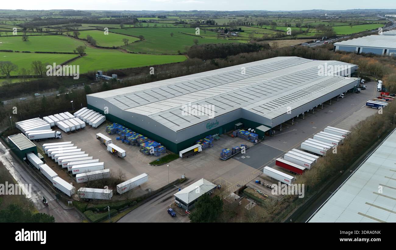 Northampton, Regno Unito - 14 febbraio 2026: Veduta aerea dell'ampio centro di distribuzione Carlsberg, una sinfonia di grigi e bianchi, contrastina Foto Stock