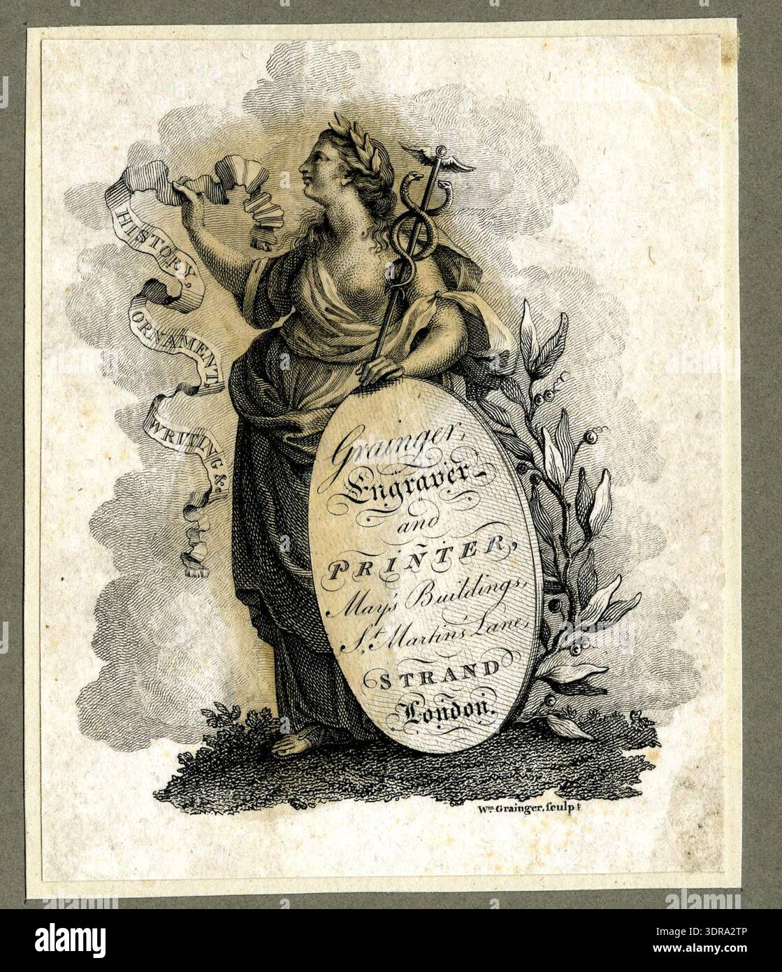 Questa carta commerciale degli anni '1760-'1790 di Grainger, stampatore presso gli edifici di May, St. Martin's Lane, Londra, mostra una figura femminile in abito classico con una placca ovale con testo. Un nastro e Caduceus accompagnano la figura. Prodotta utilizzando incisioni e incisioni, la carta esemplifica il design commerciale inglese del XVIII secolo, la composizione ornamentale, la presentazione tipografica, la narrazione visiva e l'illustrazione professionale per promuovere i servizi dei commercianti. Foto Stock