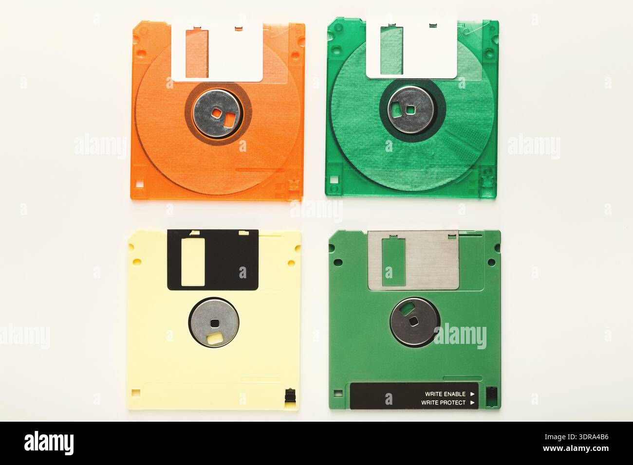 Raccolta di floppy disk colorati disposti in una griglia su sfondo bianco Foto Stock