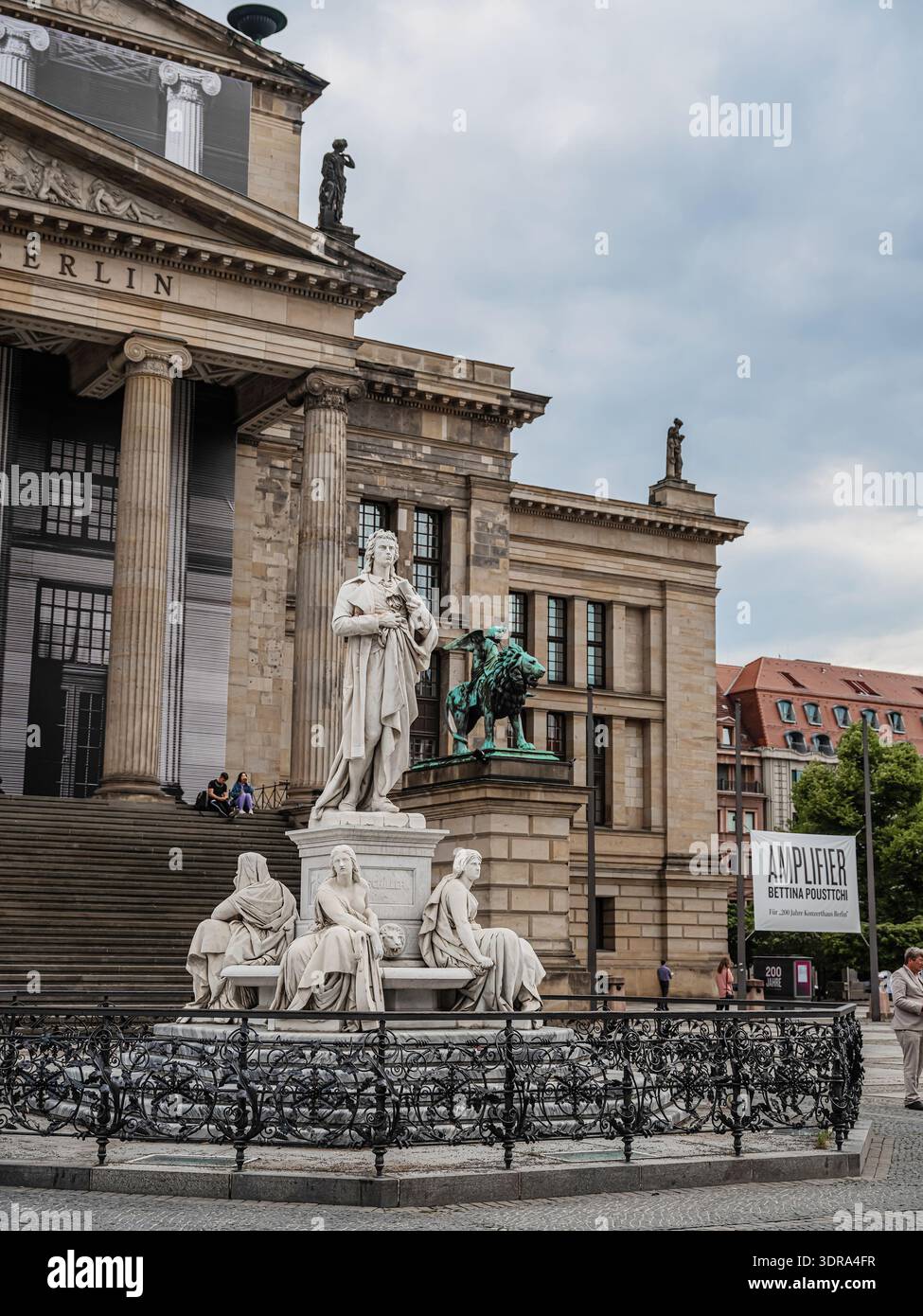 Mercato del gendarme con cattedrale francese Foto Stock