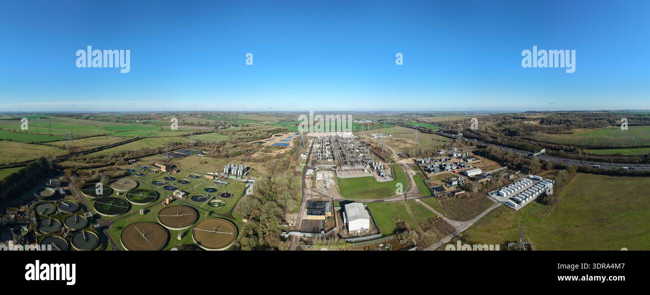 Vista aerea della National Grid Sundon Substation, un vasto paesaggio industriale in contrasto con il mosaico di campi verdeggianti, Luton, United Foto Stock