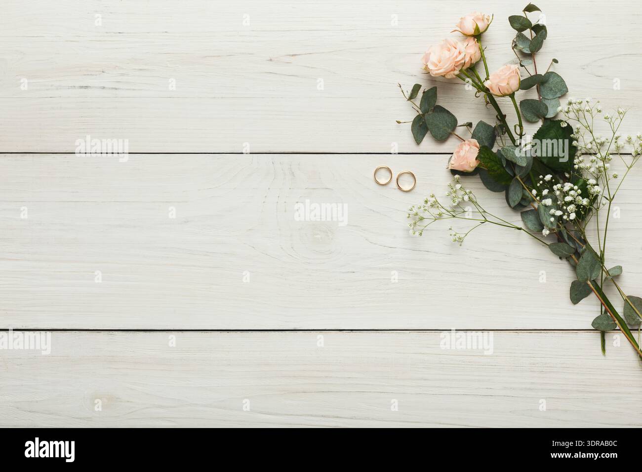 Collezione di fiori e anelli da sposa su superficie in legno per un'occasione speciale Foto Stock