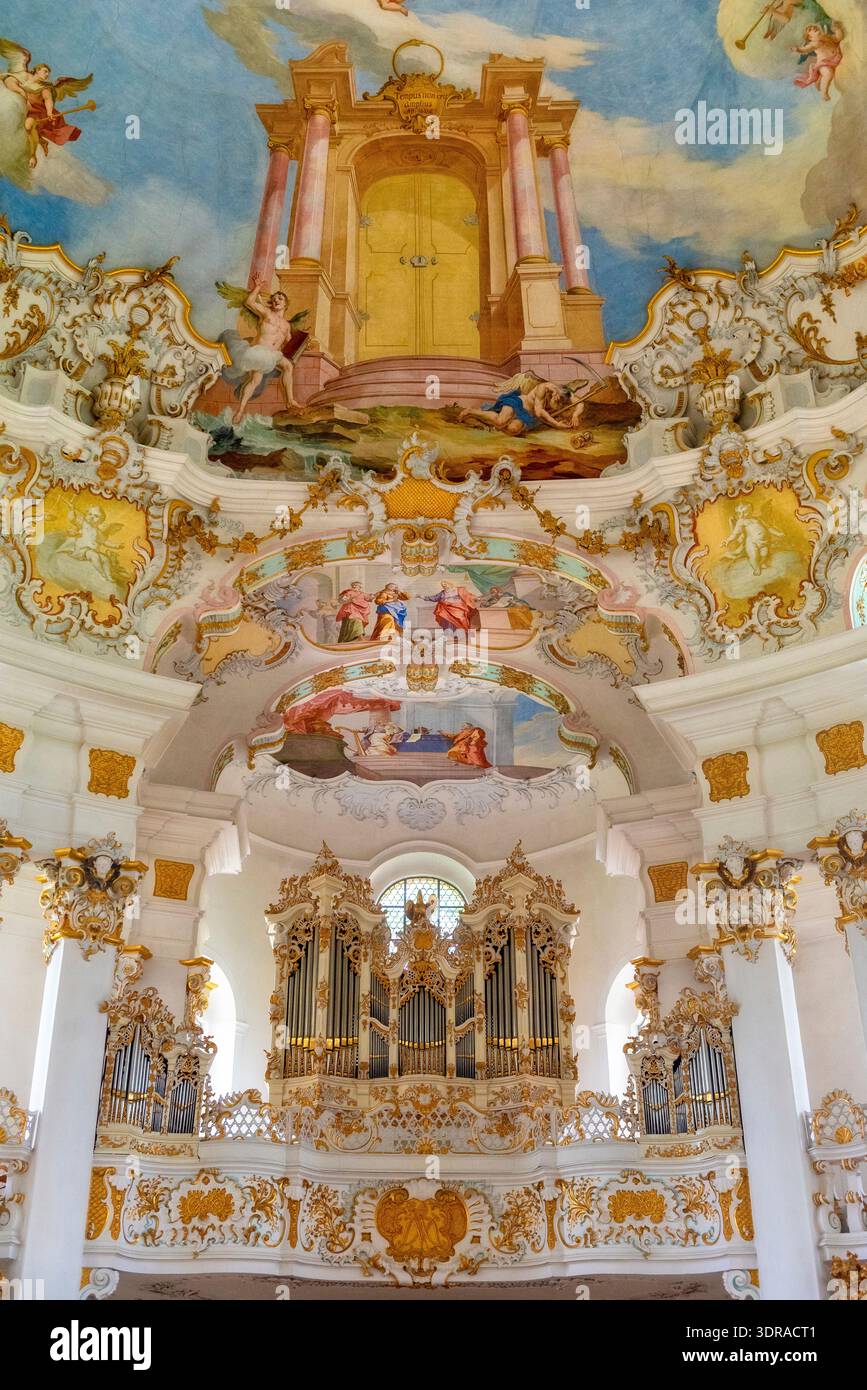 Magnifici interni con organo e soffitto della chiesa della Wieskirche in Baviera in stile rococò Foto Stock