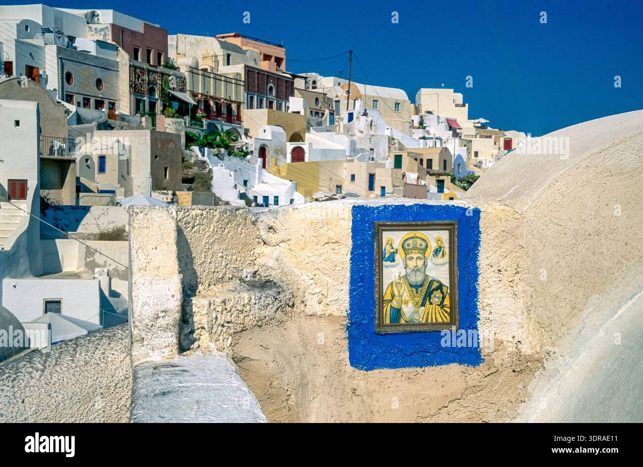 Eingescanntes Diorgov einer historischen Farbaufnahme von kleinen Pensionen im Ort Thira auf der griecheischen Insel San Turin in der Ägäis mit Gem Foto Stock