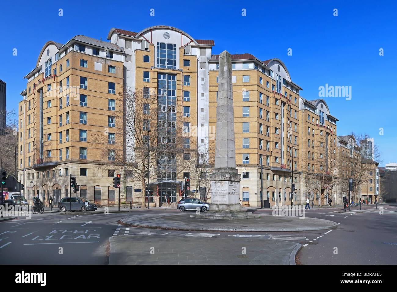 Rotatoria St Georges Circus, Southwark, Londra, Regno Unito. Mostra l'obelisco commemorativo e l'edificio di appartamenti McLaren House. Blackfriars Road a destra. Foto Stock