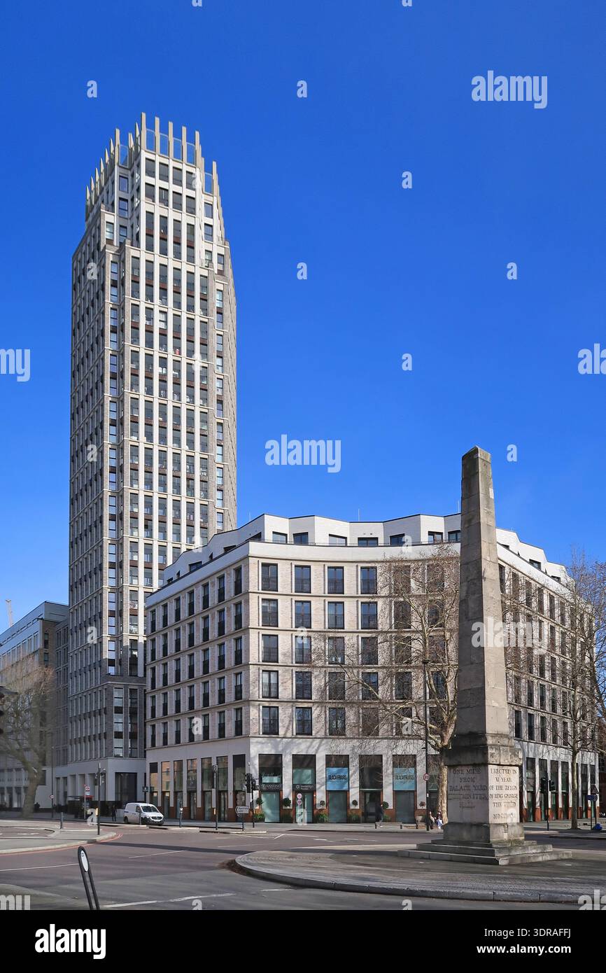 Rotatoria St Georges Circus, Southwark, Londra, Regno Unito. Mostra l'obelisco commemorativo e l'edificio degli appartamenti Delphini oltre. Blackfriars Road a sinistra. Foto Stock