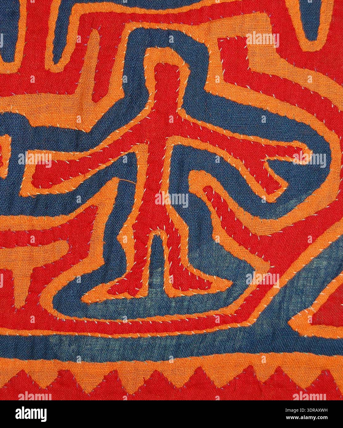 Blusa di cotone mola dei primi del XX secolo, con giogo di cotone satinato verde, oro sulla spalla e cotone nero stampato con giallo cucito intorno al collo. Applicazione a strisce dorate lungo il bordo inferiore del giogo. Corpo in cotone blu con applicazione in rosso, blu e arancione raffigurante alberi e figure umane con strisce patchwork. Cotone nero stampato con fiori gialli sul fondo. Mette in risalto l'artigianato tessile indigeno tradizionale, la fantasia geometrica e il design decorativo. Foto Stock