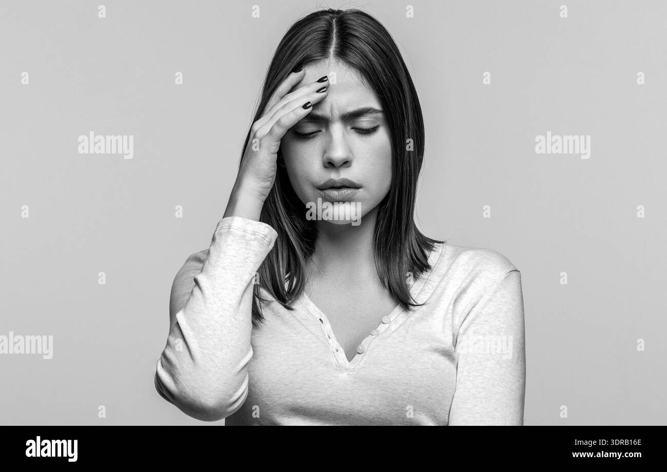 Mal di testa, sintomi. Donna che soffre di mal di testa disperata, stressata perché dolore e emicrania. Bianco e nero Foto Stock
