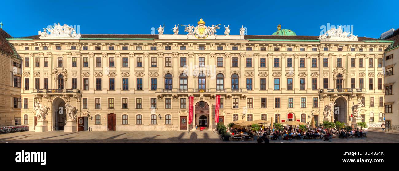 Burgplatz interno con turisti dell'Hofburg a Vienna, bel tempo Foto Stock