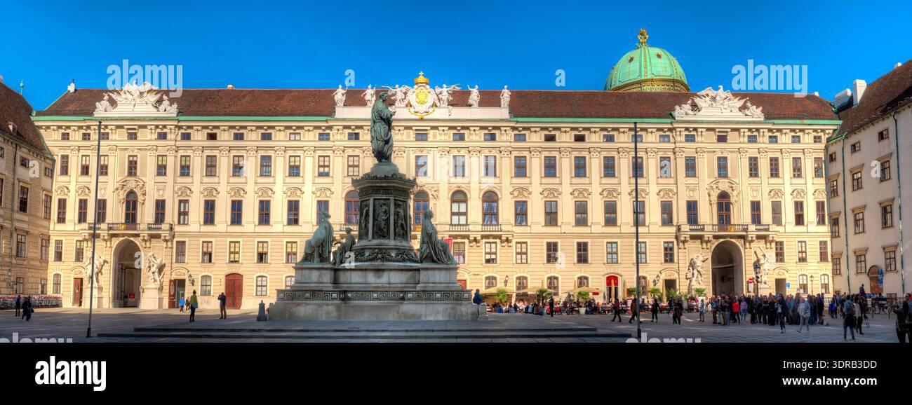 Burgplatz interno con turisti dell'Hofburg a Vienna, bel tempo Foto Stock