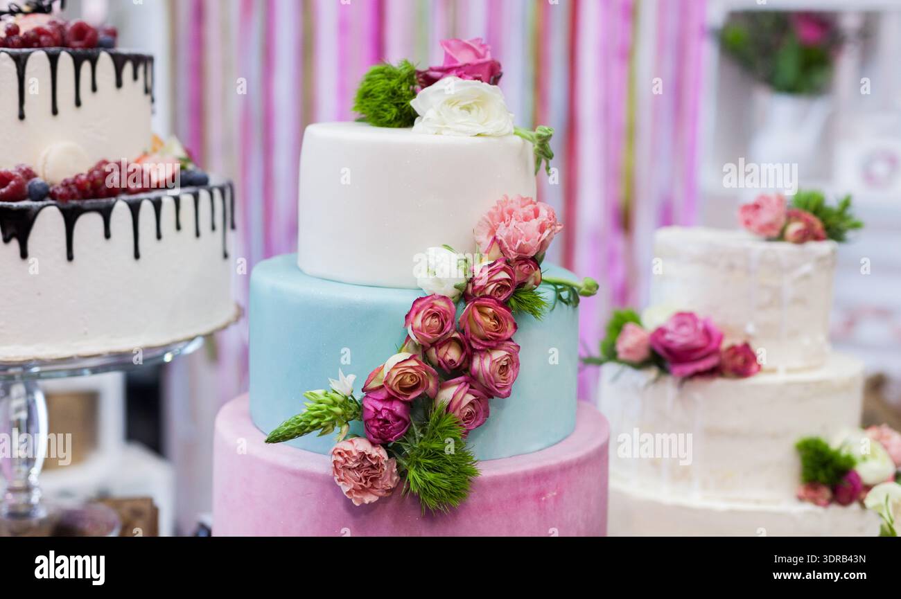 torta nuziale a tre piani decorata con fiori Foto Stock