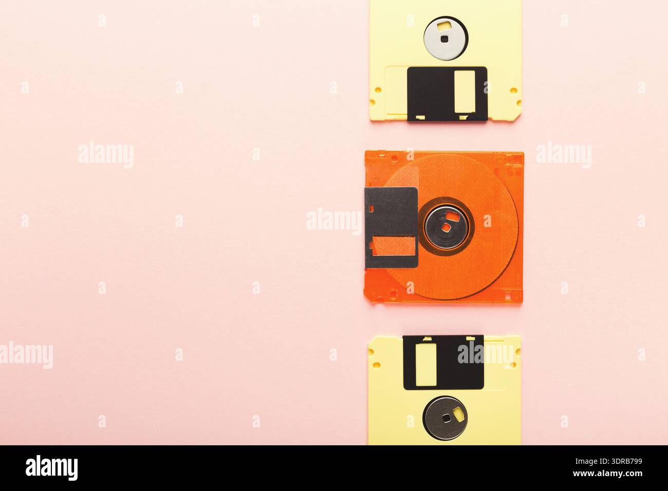 Collezione di dischi floppy retro disposti in stile mosaico su sfondo rosa Foto Stock
