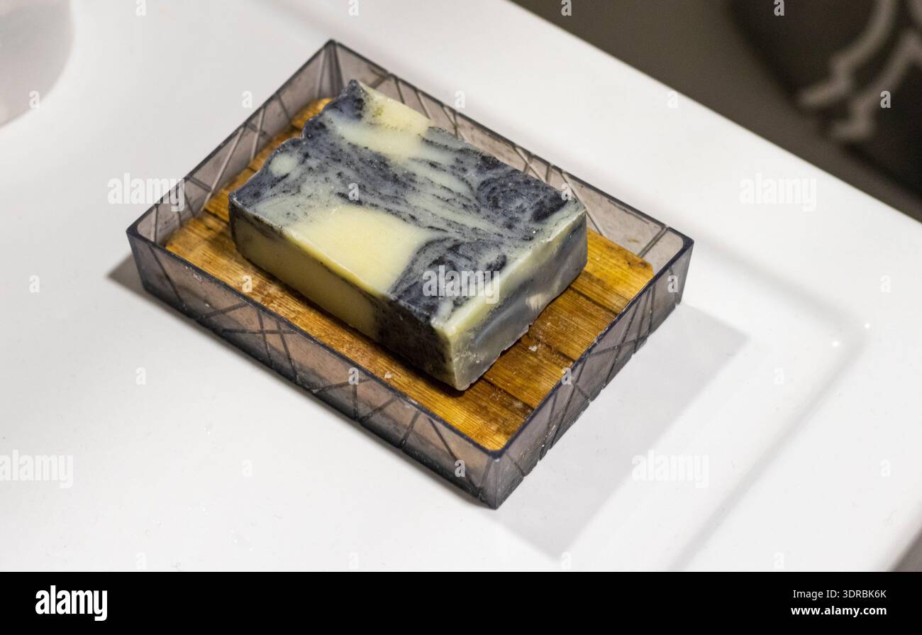 Il sapone цшер la saponetta realizzata a mano contiene carbone attivo, olio di neem, olio di canapa e burro di karité. Foto Stock