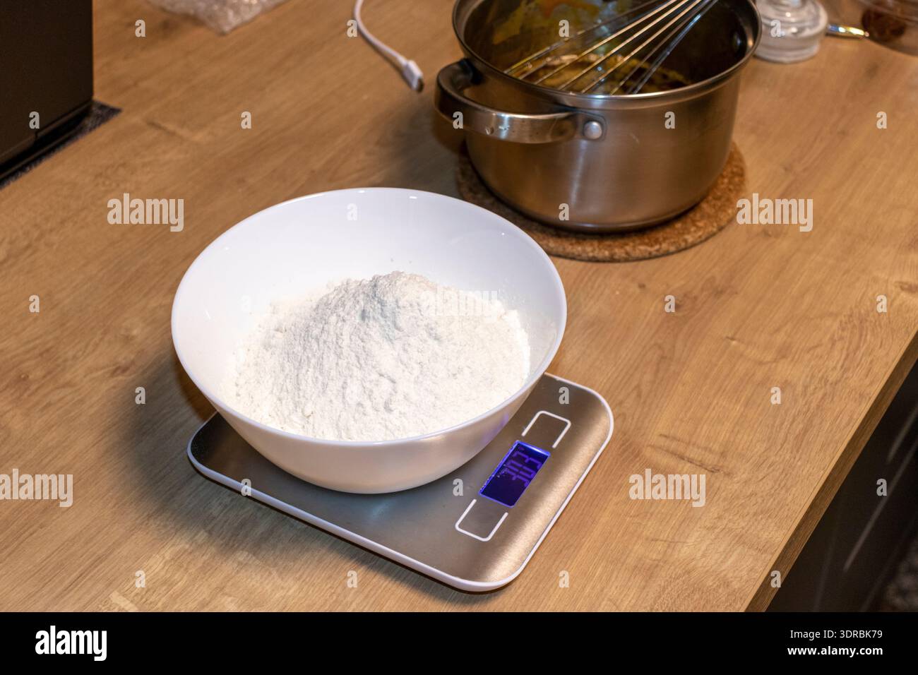 Shot del recipiente con la farina sulla bilancia elettronica portatile Foto Stock