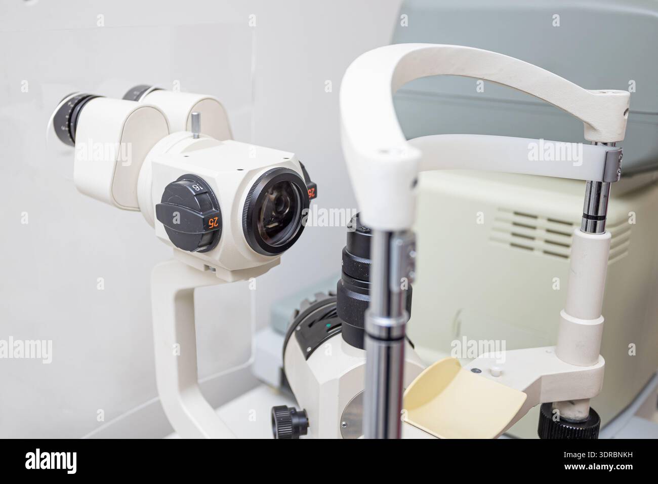 Apparecchiatura diagnostica oftalmologica in studio medico. Tecnologia per l'esame oculare e dispositivo sanitario utilizzato da specialisti in clinica al chiuso. Foto Stock