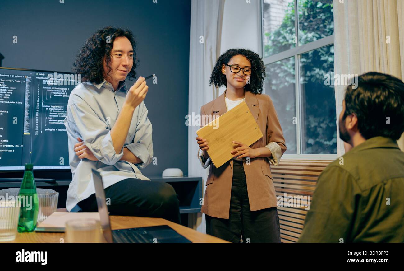 team che esamina i dati degli utenti, ricercatore sull'esperienza utente che presenta i risultati chiave a diversi team nello spazio di lavoro Foto Stock