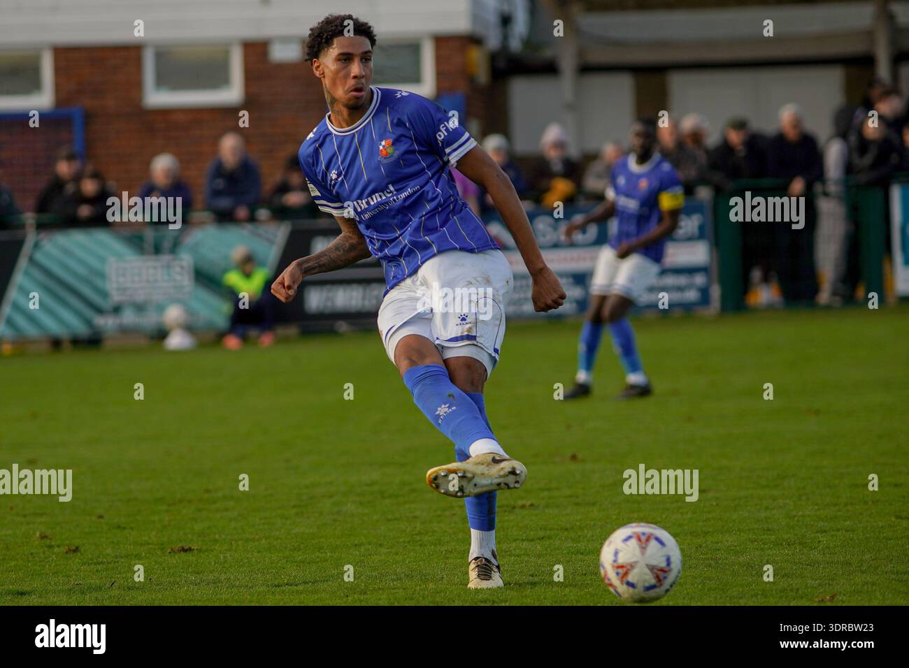 In questa foto sportiva mostra i giocatori del Wealdstone FC durante la partita della National League contro lo York City FC dove hanno perso la partita il 14 febbraio. Foto Stock
