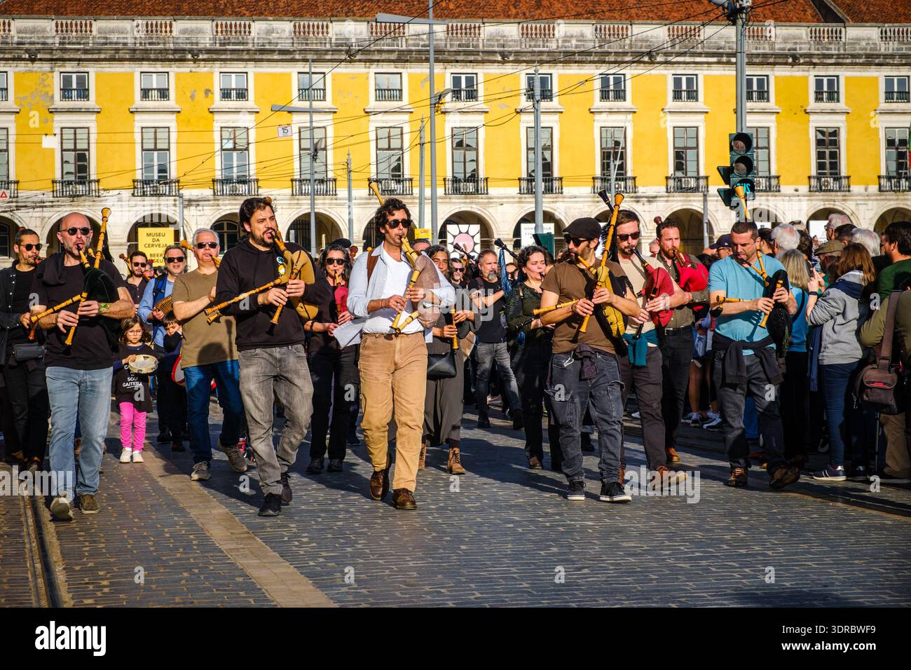 17 marzo 2024 - Lisbona, Portogallo: Sfilata dei bagpiper del giorno di San Patrizio a Praca do commercio o in piazza Commerce nelle giornate di sole. Musicisti che suonano strumenti in marcia nella piazza centrale e spettatori che si godono eventi culturali e celebrano il patrimonio celtico Foto Stock