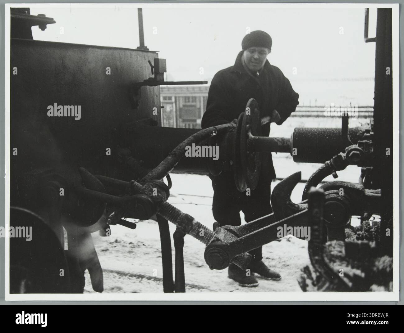Questa fotografia mostra un movimento delle Ferrovie dello Stato olandesi presso il deposito di carbone di Susteren il 25 febbraio 1947 che scollega due carri con un palo. L'immagine documenta le operazioni ferroviarie, la movimentazione dei treni e le infrastrutture di trasporto del carbone nei Paesi Bassi dopo la seconda guerra mondiale. Fornisce informazioni storiche sulle procedure di manovra, sulla logistica ferroviaria e sulle pratiche operative nei cantieri ferroviari olandesi alla fine degli anni '1940 Foto Stock