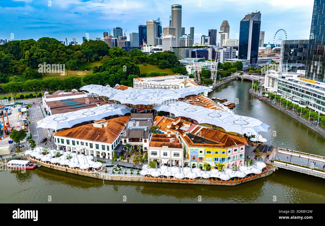 Clarke Quay dopo il tramonto, popolare quartiere della vita notturna di Singapore Foto Stock