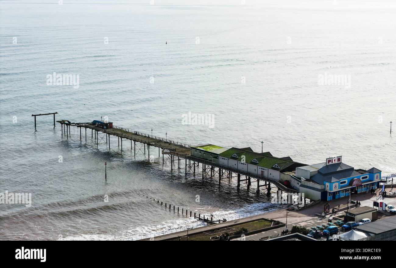 Immagine drone di Teignmouth Grand Pier a Teignmouth, Devon dopo la tempesta Ingrid. Foto Stock