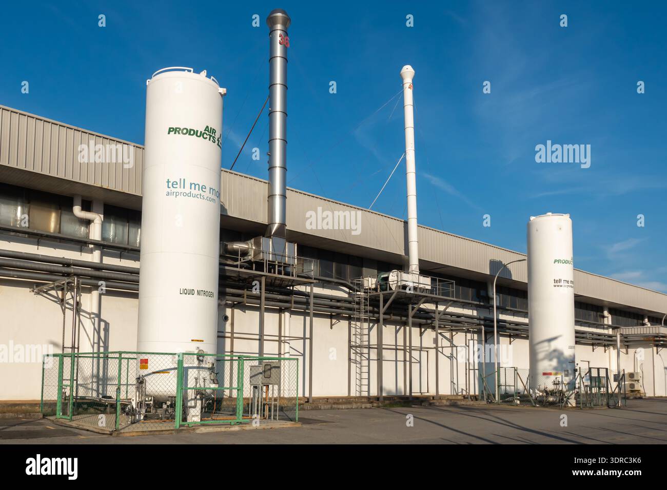 Serbatoi e apparecchiature di stoccaggio industriali di Air Products, fornitore globale di gas industriali. Penang, Malesia Foto Stock