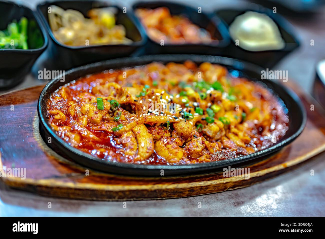 Tradizionale pollo bulgogi servito nel ristorante coreano. Foto Stock