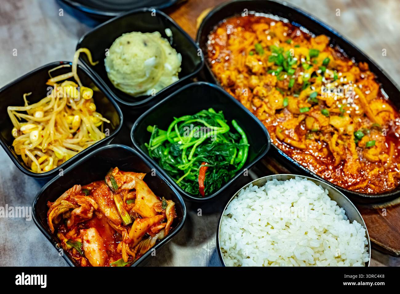 Tradizionale pollo bulgogi servito nel ristorante coreano. Foto Stock