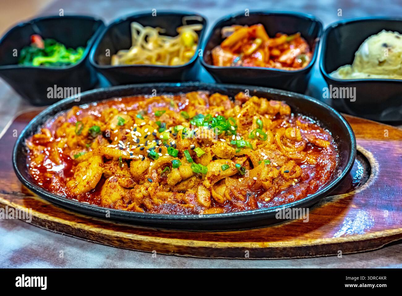 Tradizionale pollo bulgogi servito nel ristorante coreano. Foto Stock