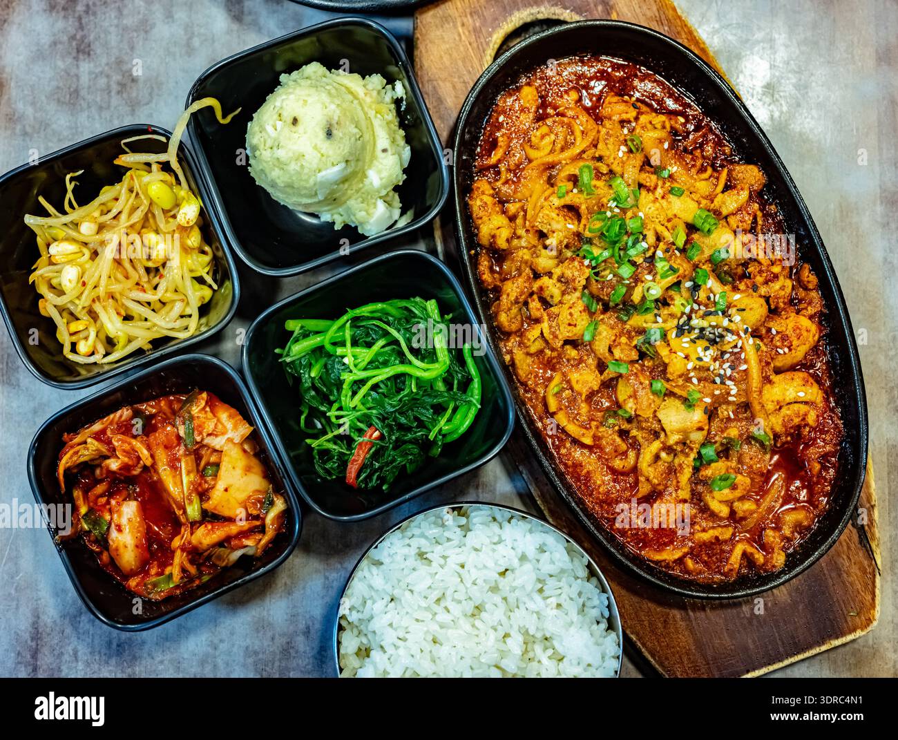 Tradizionale pollo bulgogi servito nel ristorante coreano. Foto Stock