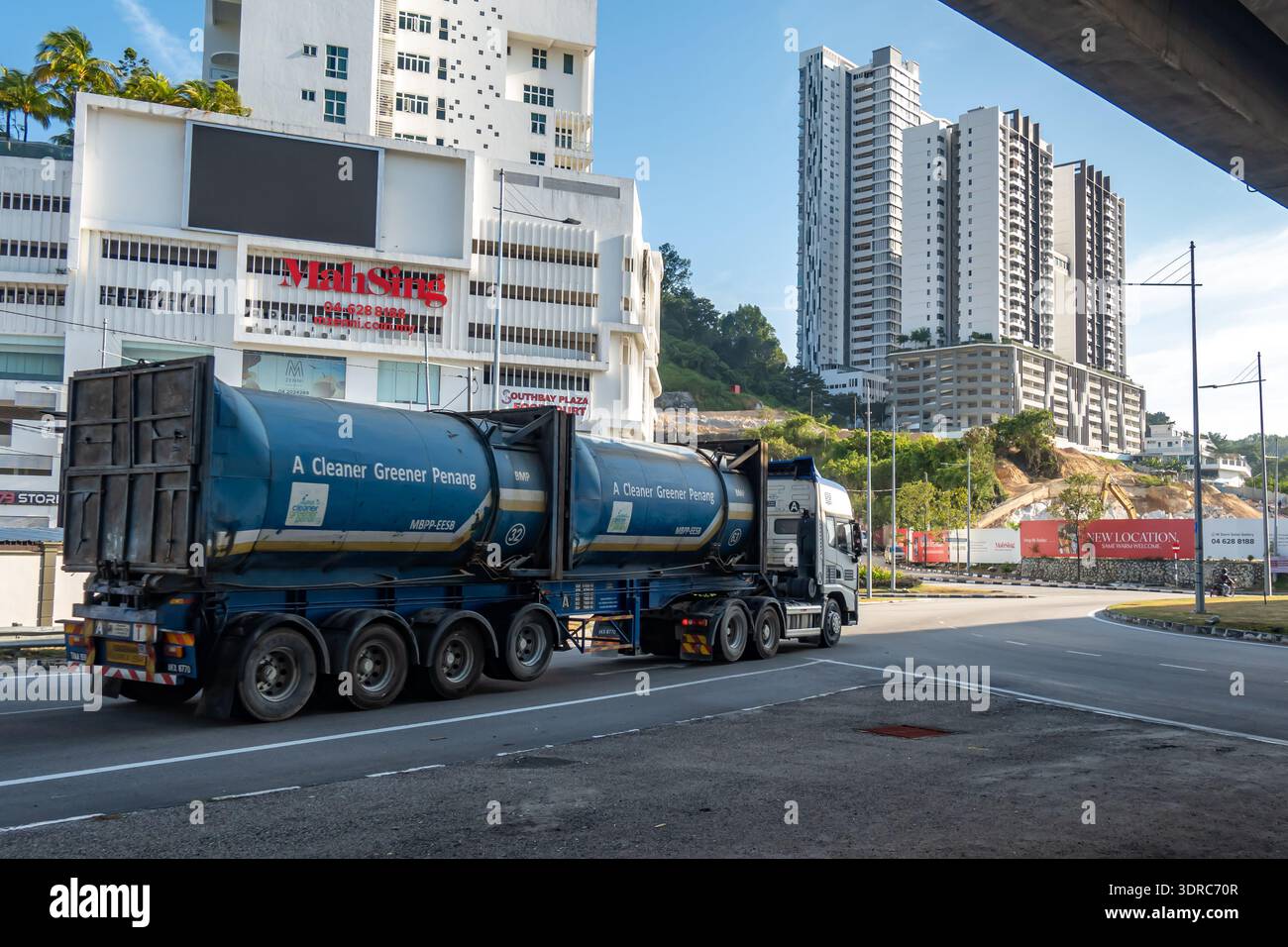 Autocarro cisterna marchiato con lo slogan ambientale "A Cleaner Greener Penang". Il veicolo è impegnato nei servizi di pubblica utilità, Penang, Malesia Foto Stock