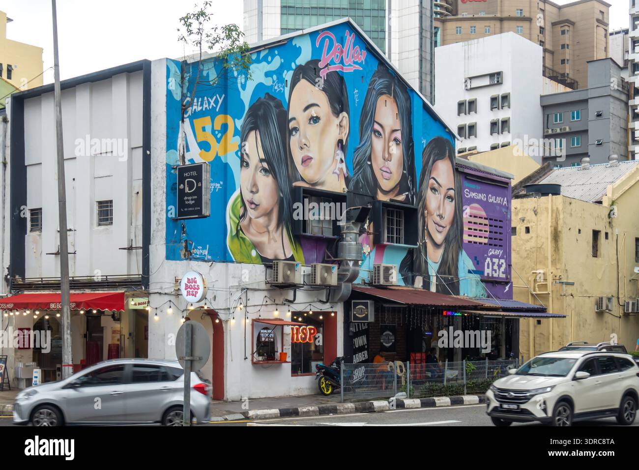 Murale a Kuala Lumpur, collaboratore di Samsung Malaysia, Universal Music Malaysia e il gruppo femminile Dolla per promuovere lo smartphone Samsung Galaxy A32 Foto Stock