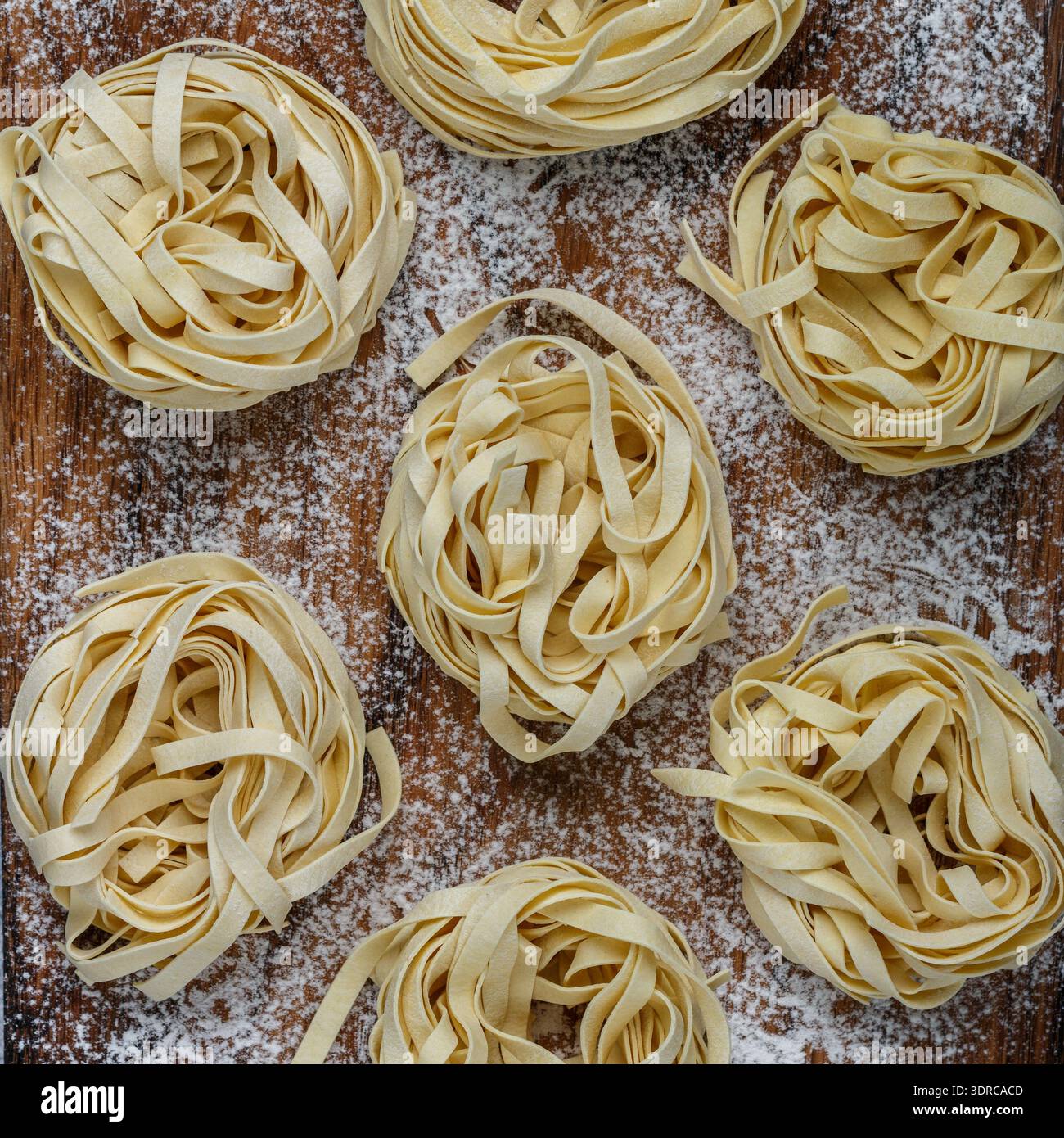 Tagliatelle. Pasta cruda cruda italiana tradizionale fatta in casa Foto Stock