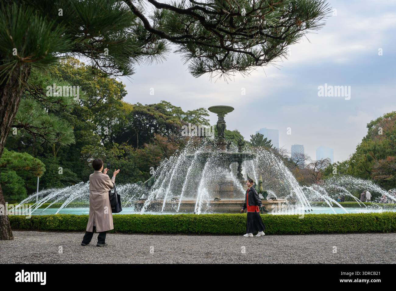 Persone di fronte a una fontana all'interno della State Guest House Akasaka Palace Gardens - Minato City, Tokyo, Giappone - 9 novembre 2025 Foto Stock
