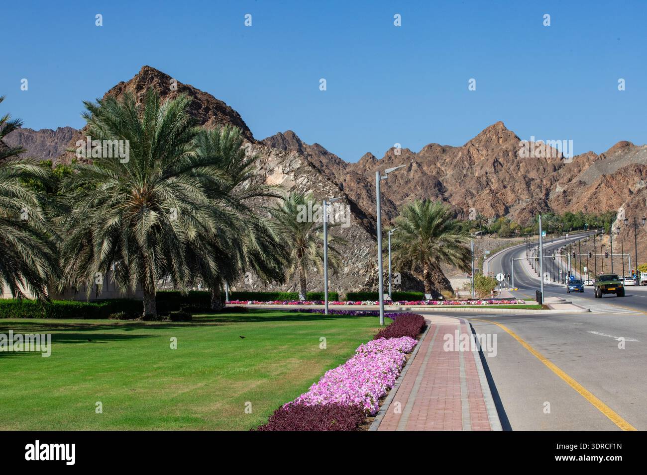 Strada con vista sulle montagne a Mascate, Oman Foto Stock