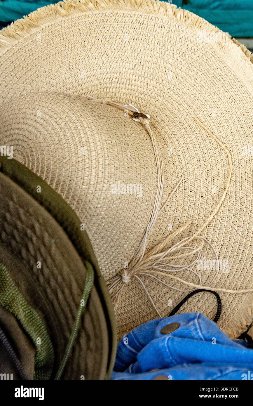 Cappelli estivi pronti a proteggersi dal sole. Foto Stock