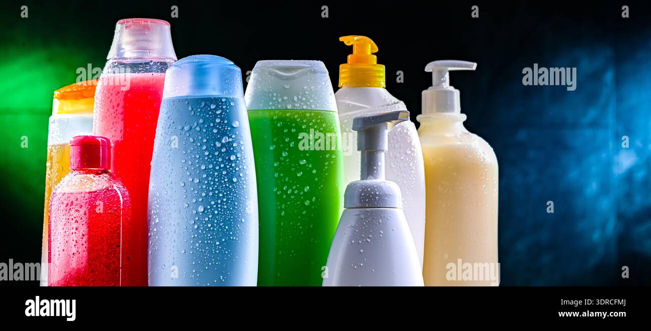 Contenitori in plastica con diversi prodotti per la cura del corpo Foto Stock