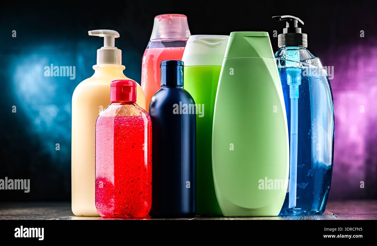 Contenitori in plastica con diversi prodotti per la cura del corpo Foto Stock