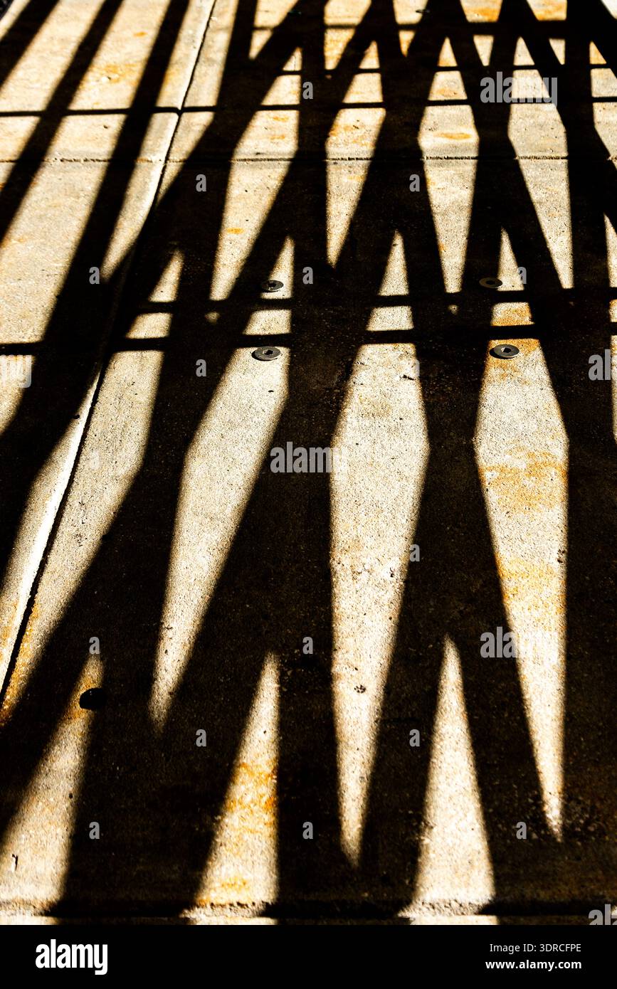 Strutture ombreggiate su una passerella in cemento. Foto Stock