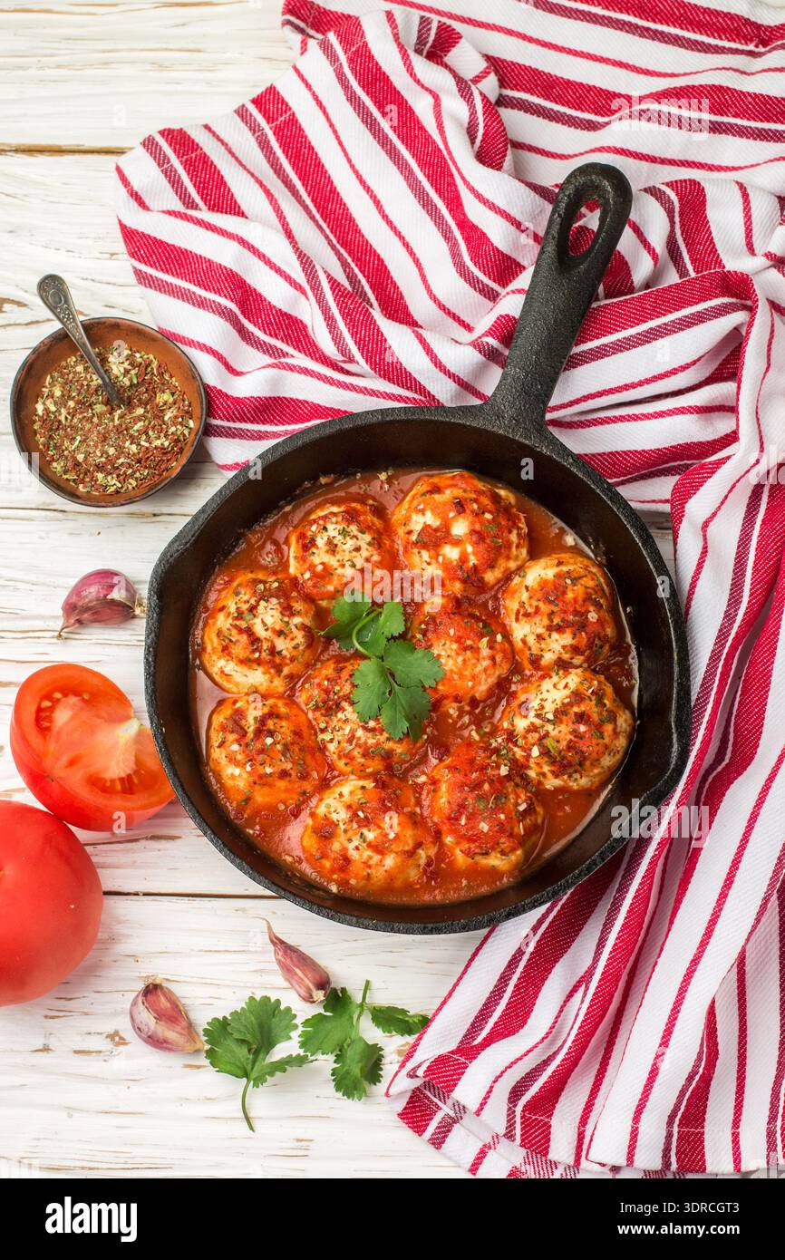 Polpette in salsa di pomodoro con spezie e aglio Foto Stock