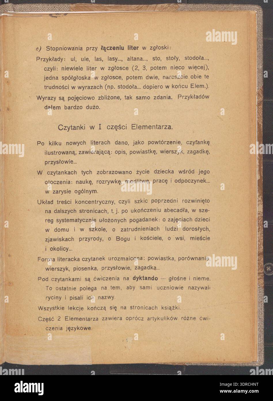 Elementarz CZ di Kazimierz Kędzierski. 1, pubblicato nel 1922 a Łódź, è un libro di testo elementare illustrato di 87 pagine più sei pagine introduttive. Insegna lettura, scrittura, alfabeto polacco, pronuncia, ortografia, divisione sillabica, vocabolario, costruzione di frasi ed esercizi di scrittura. Il libro di testo fornisce lezioni strutturate con esempi e illustrazioni per l'istruzione in classe e lo sviluppo precoce dell'alfabetizzazione dei bambini, promuovendo le competenze fondamentali nella lettura e nella scrittura. Foto Stock